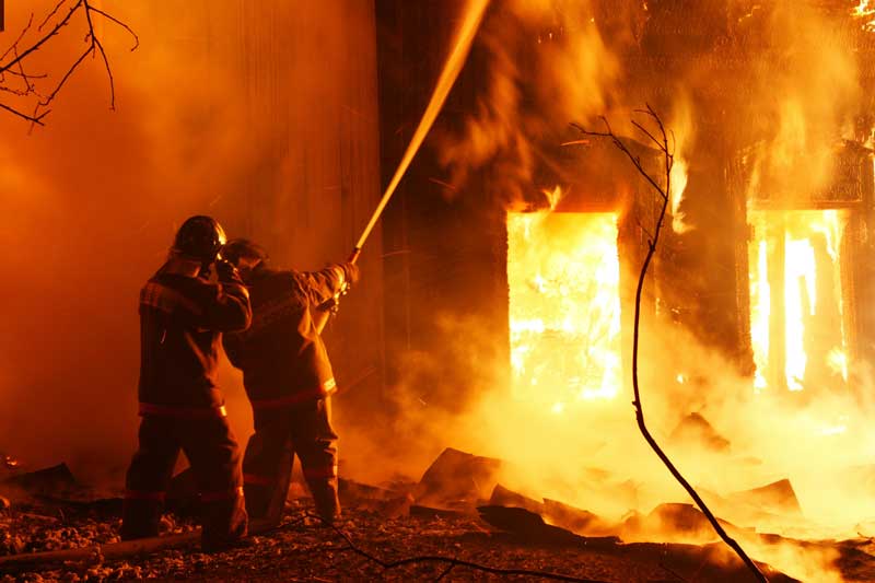 Deux sapeurs-pompiers devant un feu. Cas clients Opéra-Conseil